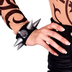 Punkový náramok s hrotmi